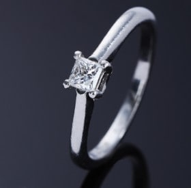 THE LEO DIAMOND COLLECTION. Solitairering af platin prydet med princess-cut diamant, ca. 0,25 ct.