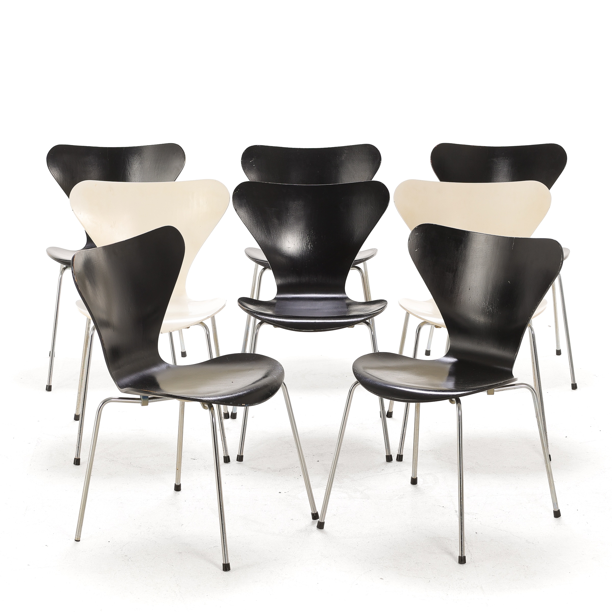 Arne Jacobsen: Eight 'Seven' chairs, model 3107, with shells of black lacquered veneer. (8)