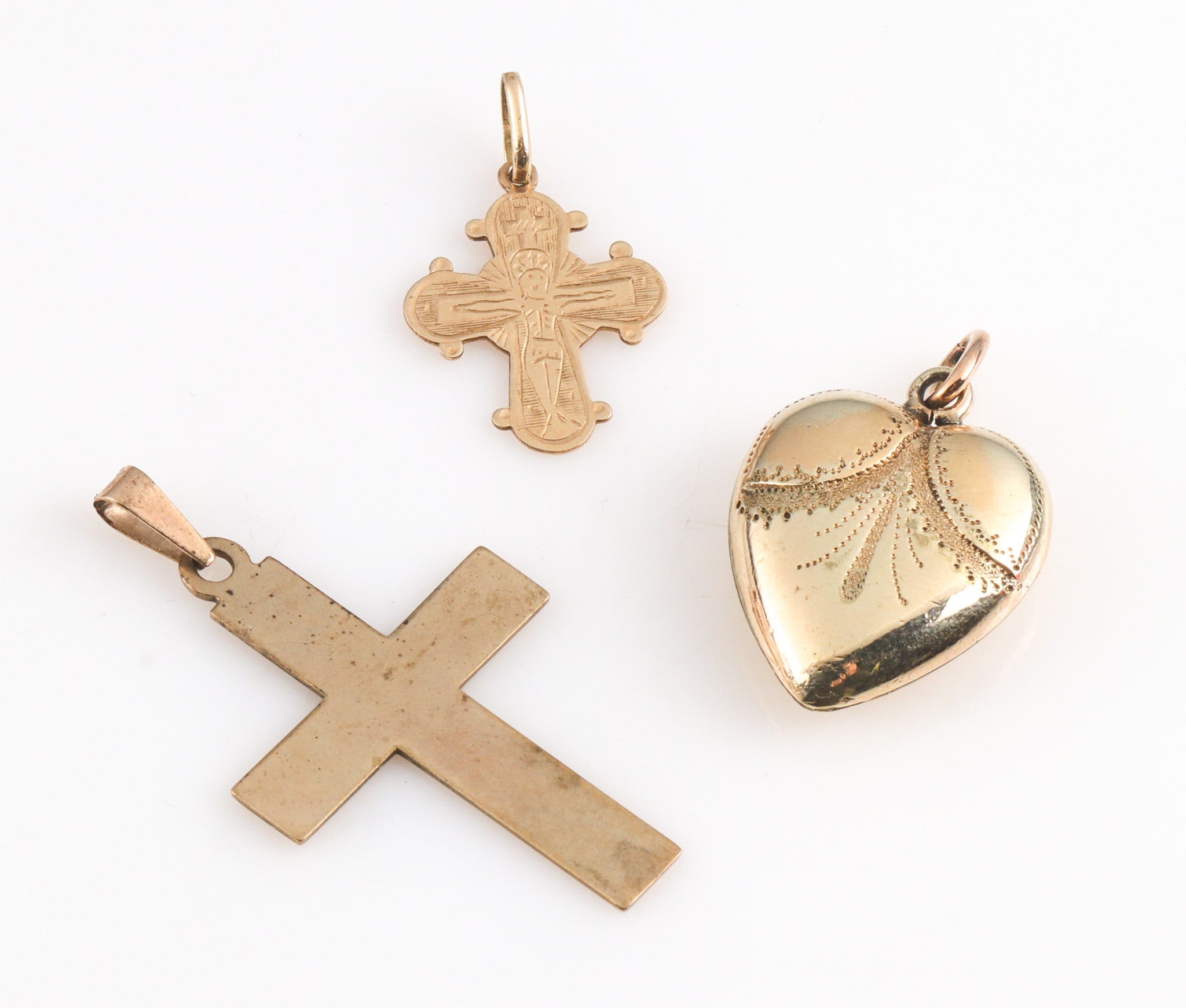 Herman Siersbøl et al. Two cross pendants and a heart pendant of 8 and 14 kt. gold (3)