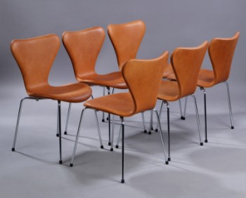 Arne Jacobsen. Et sæt på seks stole Syveren, model 3107, cognacfarvet anilinlæder. (6)