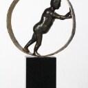 Pierre Martin. Skulptur af patineret bronze: 'Holde hjulene igang', H. 62 cm