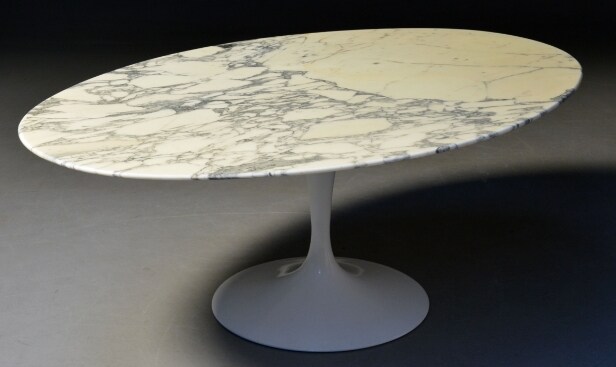 Eero Saarinen. Ovalt vintage sofabord i marmor, model 'Tulip'. L. 137 cm Denne vare er sat til omsalg under nyt varenummer 4597937