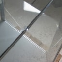 Moderne vitrineskab af metal og glas