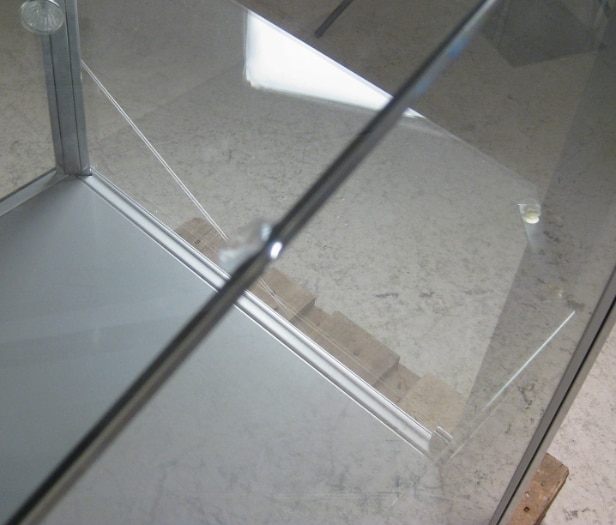 Moderne vitrineskab af metal og glas