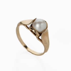 202406259 Hermann Siersbøl. Gold ring with saltwater cultured pearl