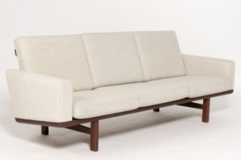 Hans J. Wegner. Tre-personers sofa med stel af massivt massiv teaktræ