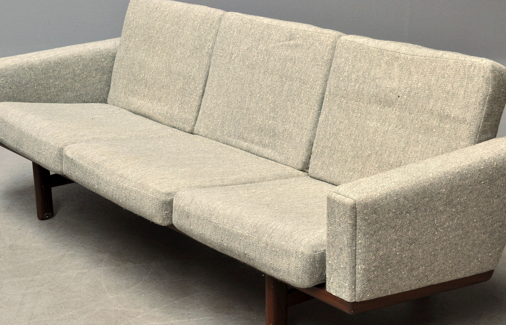 Hans J. Wegner for Getama. Three-seater sofa, model 236/3 | Lauritz.com