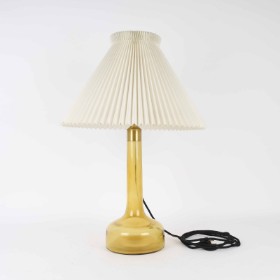 Gunnar Biilmann Petersen for Holmegaard / Le Klint: Bordlampe af gulligt glas, model 302