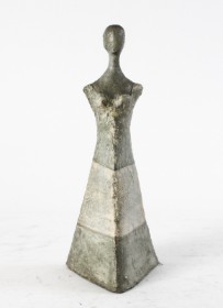 Anna Marie Junker. Kvindefigur i stentøj, H. 41 cm