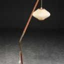 Svend Aage Holm Sørensen, tilskrevet. Standerlampe af teak og messing, 1950'erne