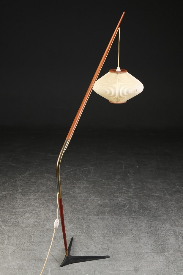 Svend Aage Holm Sørensen, tilskrevet. Standerlampe af teak og messing, 1950'erne