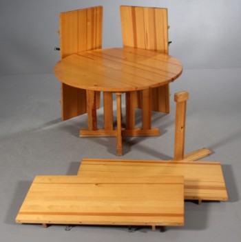 Dansk møbelproducent. Spisebord, massivt fyrretræ, fire tillægsplader