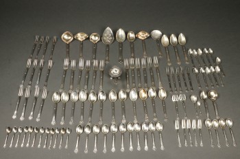 Johan Ernst. 102 silver cutlery pieces in the series ´Kongeligt Porcelæn´ (102)