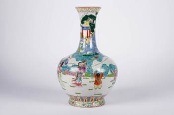 Kinesisk vase af porcelæn med motiv af drageflyvere