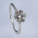 Nordic Urban Mining. Guldsmed Dirks Frederiksberg. Blomster- brillantring af 14 kt. hvidguld
