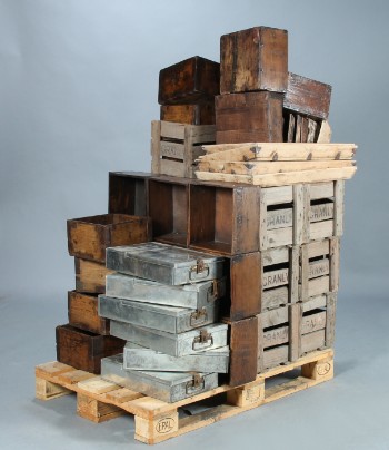 En samling trækasser, træbakker og arkivbokse af metal (ca. 40 stk)