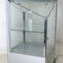 Moderne vitrineskab af metal og glas