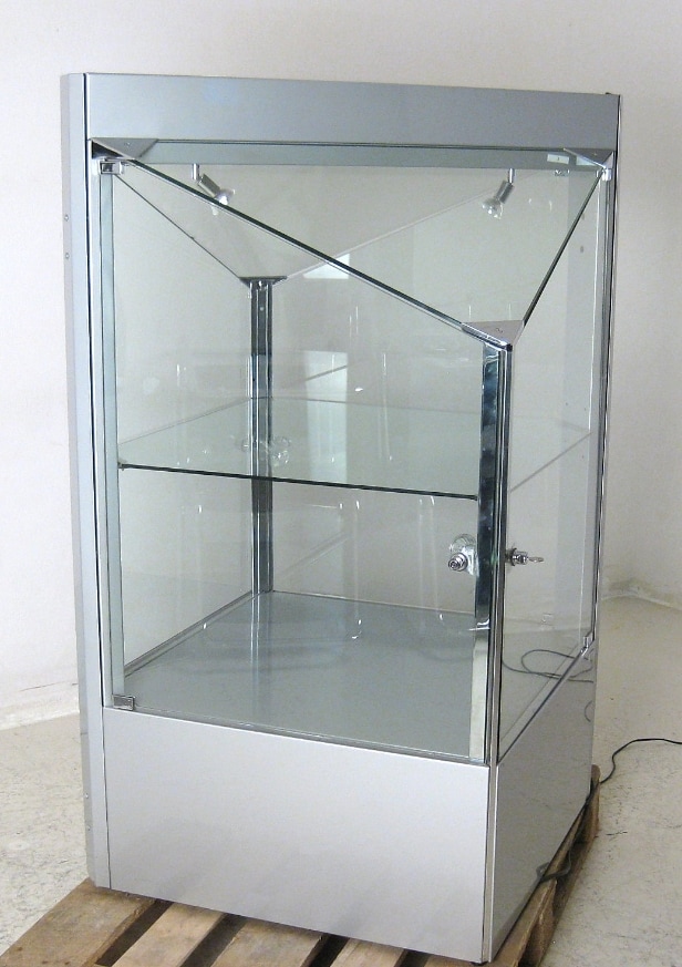 Moderne vitrineskab af metal og glas