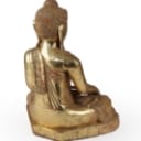 Siddende buddhafigur af udskåret og guldmalet træ