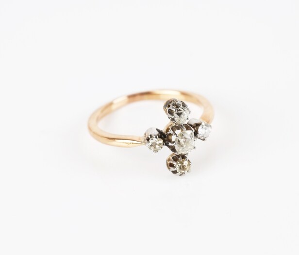 Diamantring af guld og sølv. Ringstr. 56,5.