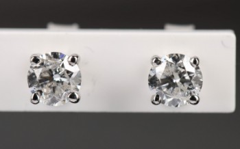 Et par solitaire diamantørestikker, ialt ca. 0,83 ct. af 18 kt. hvidguld (2)