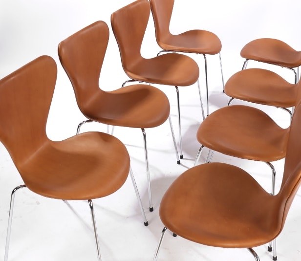Arne Jacobsen. Et sæt på 8 stole 'Syveren', model 3107, Vacona cognac anilin læder (8)