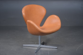 Arne Jacobsen. Lænestol, Svanen, cognacfarvet læder, model 3320