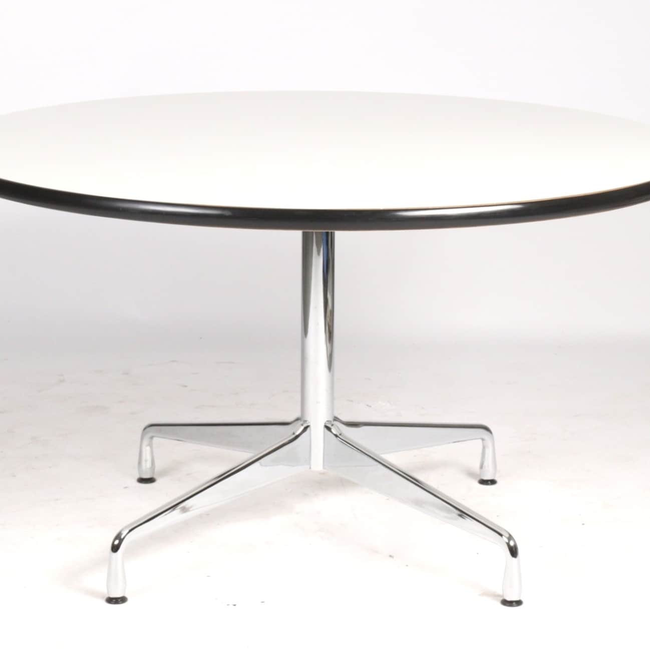 Charles Eames for Vitra. Rundt spisebord , hvid, Ø 130 cm | Lauritz.com