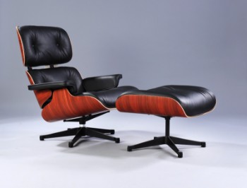 Charles Eames, Lounge Chair med tilhørende fodskammel, model XL. (2)