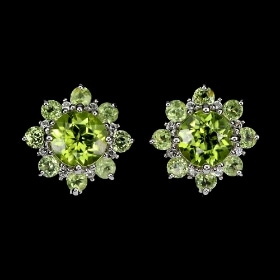Et par ørestikker af rhodineret sterlingsølv med peridoter. (2)