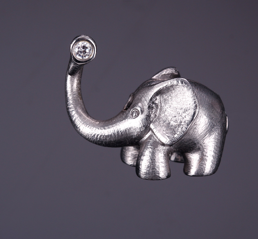 Small Elephant clasp, Ole Lynggaard | Lauritz.com