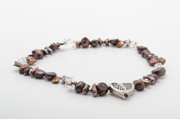 Connectionlås af sterling sølv, dertil en kæde med mix af ferskvands kulturperler og krystaller