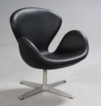 Arne Jacobsen. Svane. Lænestol, nybetrukket, model 3320