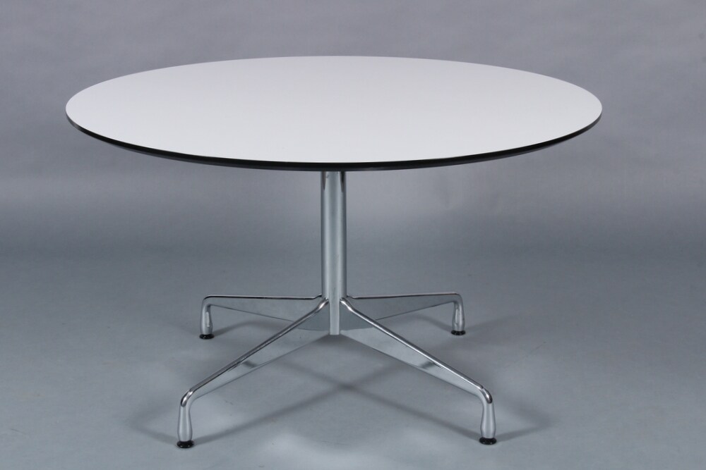 Charles Eames. Rundt spisebord / 'Segmented Table'. | Barnebys