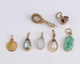 En samling små vedhæng og charms i 14 og 18 kt. guld med månesten, ametyst, perle m.m. samt broche i 14 kt. guld (7)