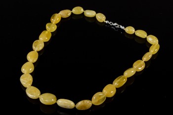 Halskæde med perler af poleret mælkerav 40,1 gr.