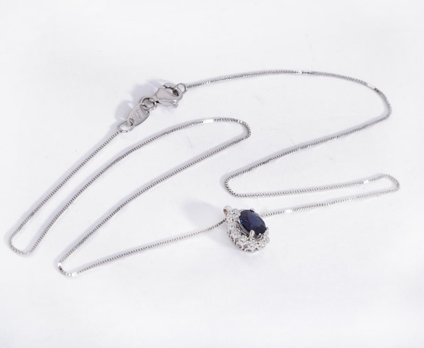 Sapphire and diamond rosette pendant and Venetian chain in 18 kt. white gold