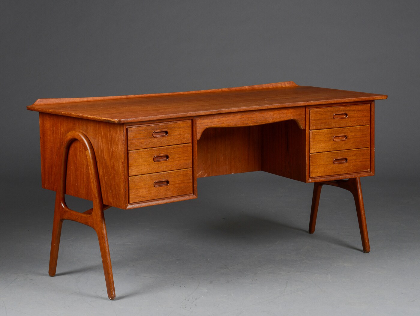 Svend Åge Madsen. Fritstående skrivebord af teaktræ