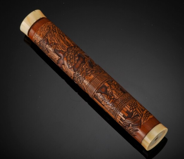 Cylindrisk etui af udskåret bambus med elfenbens montering, Kina 1700-1800 tallet