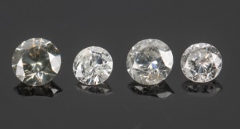 Fire uindfattede brillantslebne diamanter (4)
