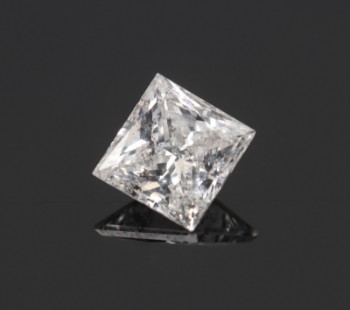 En uindfattet prinsessesleben diamant på 0.67 ct.