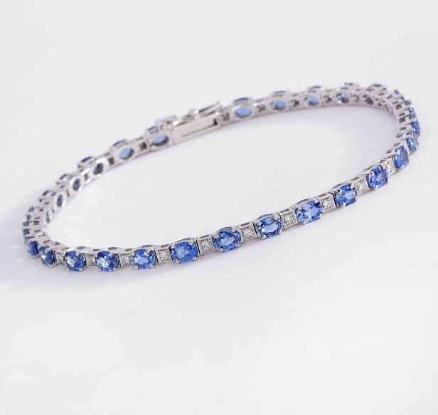Bracelet in 18 kt. white gold with Ceylon sapphires and diamonds