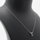 Solitaire brillantved af 14 kt. guld, ca. 0.10 ct. dertil en kæde af sterling sølv