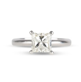 Diamant solitairering af 18 kt. hvidguld med princess-cut diamant, ca. 1.62 ct.