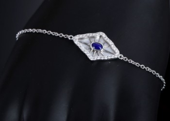 Armbånd af 18 kt. delvis satineret hvidguld med brillianter og lapis lazuli.