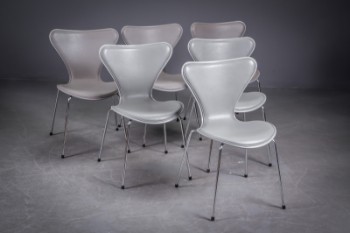 Arne Jacobsen. Sæt på seks Syver spisestole / stabelstole, model 3107 (6)