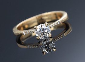 Brillant-solitairering af 14 kt. guldguld, i alt 0.58 ct