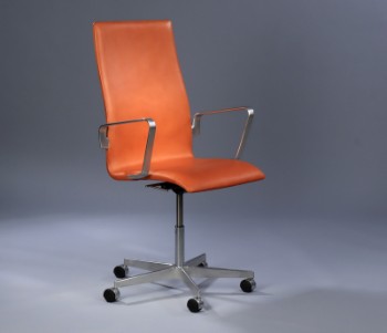 Arne Jacobsen. Oxford kontorstol, mellemhøj ryg, lys cognacfarvet anilin læder