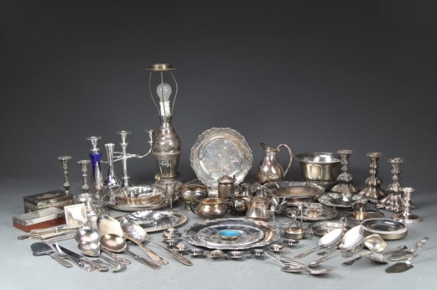 Samling pletsølv, Skønvirke lampe, stager, serverings fade og bestik mm. (111)