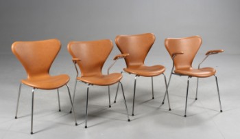 Arne Jacobsen. 7er. Par armstole samt par spisestole, nybetrukket (4)